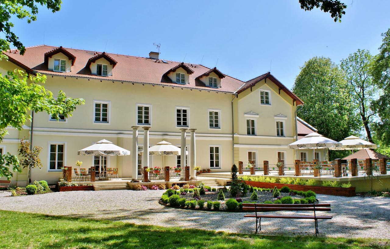 Palac Kobylin Exterior photo